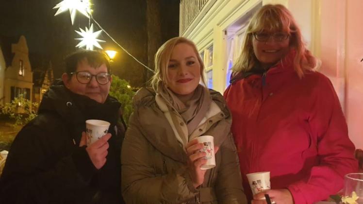 Sind gern zum Adventsfeuer in der Alexandrinenstraße gekommen: Rita Häsler (v.l.), Julia Müller und Unternehmerin Janett Pust. 