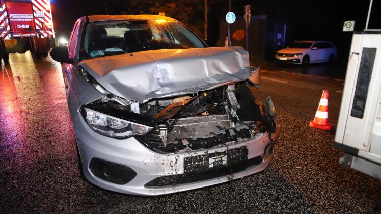 Der Fiat wurde bei dem Auffahrunfall in Bönningstedt schwer beschädigt. Der Mann am Steuer soll laut Polizei betrunken unterwegs gewesen sein.