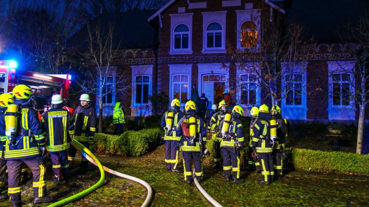 Sieben Feuerwehren rückten aus, um einen brennenden Schornstein in Wagersrott zu löschen.