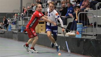 Tobias Karnath (Blau-Weiß 96 Schenefeld, rechts) gegen Leevi Väänänen (VfL Red Hocks Kaufering, links)