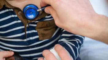 Kinderarzt untersucht Kind