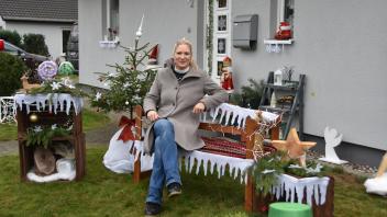 Der Platz auf der Bank vor dem Haus von Katharina Rademacher ist eigentlich schon reserviert. Hier kommt noch ein großer, bunter Weihnachtsmann hin. Dann ist die Weihnachtsdeko für dieses Jahr fertig. 