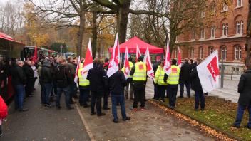 Mit zahlreichen Bussen kamen die Demonstranten zum Kieler Landtag.