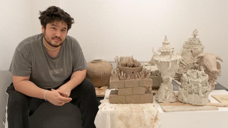 Der deutsch-koreanische Künstler Frank Jimin Hopp zeigt in einer Ausstellung seine keramischen Arbeiten.