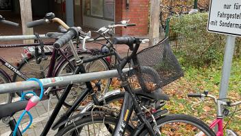 S-Bahnhof Halstenbek: Fahrradleichen blockieren die Abstellpätze