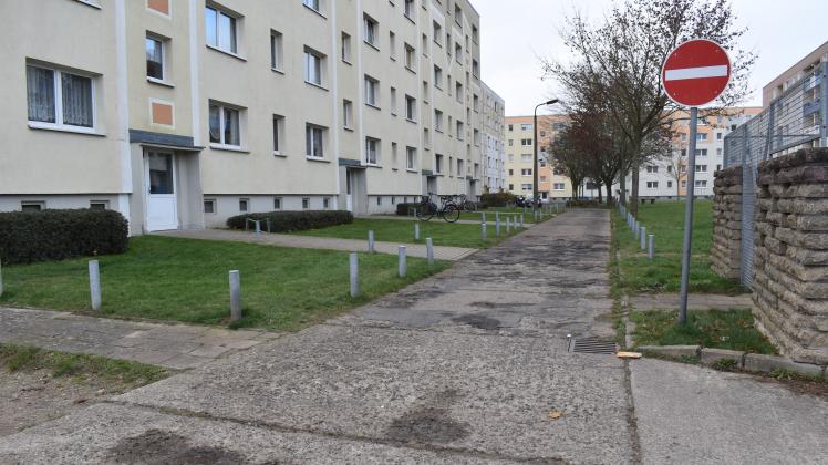 Diese Wohnstraße im Karl-Marx-Viertel in Bützow ist seit Jahren in einem desolaten Zustand. Nun soll sie saniert werden.