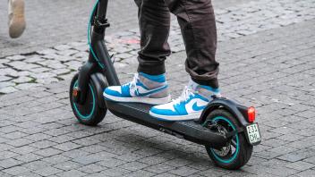 Düsseldorf 17.11.2022 E-Scooter Elektroroller E-Roller Escooter Elektroscooter Mobilitätswende Verkehrswende Nike Sneak