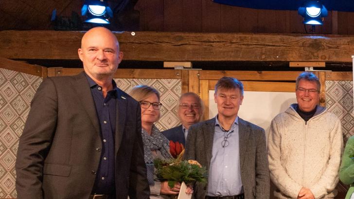Die Gewinner und ihre Vorleser, links aussen Föhr Touristik Jochen Gemeinhardt, rechts aussen Frank Timpe Amrum Touristik