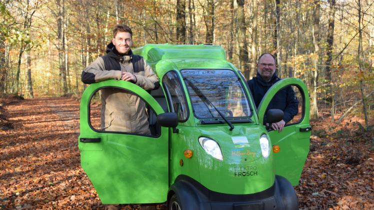 Detlef Kroll, Vorsitzender des Vereins Naturpark Hüttener Berge (r.), ist froh, dass der „grüne Frosch“, das Fahrzeug von Naturparkranger David Bonz, nach langer Wartezeit endlich geliefert wurde.