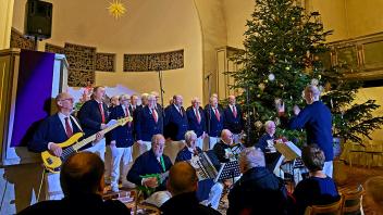 Zur Adventszeit präsentieren die Sylter Shanty-Sänger und Musiker maritime, seebezogene Weihnachtslieder der besonderen Art.
