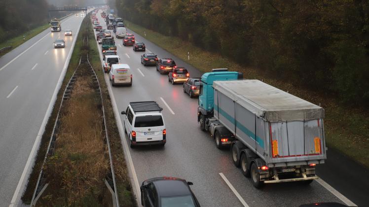 Ölspur Und Unfall Sorgen Für Stau Auf A23 Im Kreis Pinneberg | SHZ