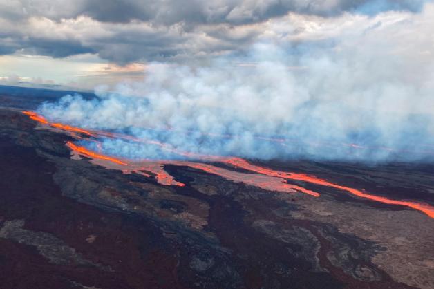 Glühend heiße Lava fließt den Hang des Vulkans hinab.