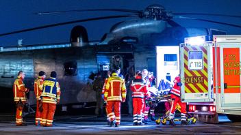 Der Sea King Hubschrauber der Marine brachte eine Patientin aus dem Krankenhaus Westerland auf Sylt zur Weiterbehandlung nach Flensburg.