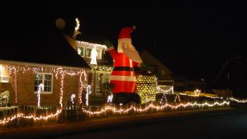 Ein sechs Meter großer Weihnachtsmann ist eine der Hauptattraktionen in der Kropper Weihnachtsstraße. 