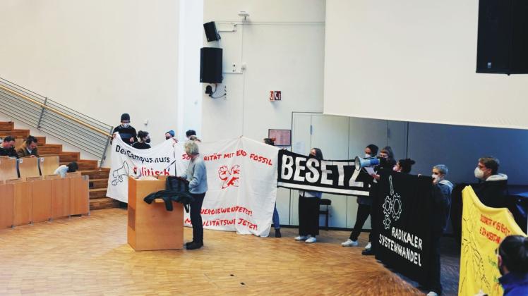 Kurz nach 10 Uhr betragen rund ein Dutzend Protestierende den großen Hörsaal im Audimax der Europa-Universität Flensburg.