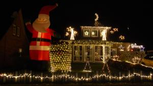 Der sechs Meter große Weihnachtsmann zählt in diesem Jahr mit Sicherheit zu den Hauptattraktionen in der Kropper Weihnachtsstraße. 