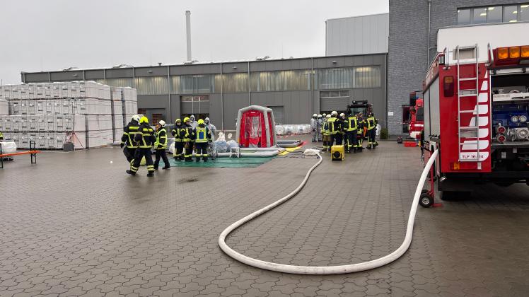 In  Neuenkirchen-Vörden ist am Mittwochmorgen Salzsäure ausgetreten. Die Feuerwehr ist im Einsatz.