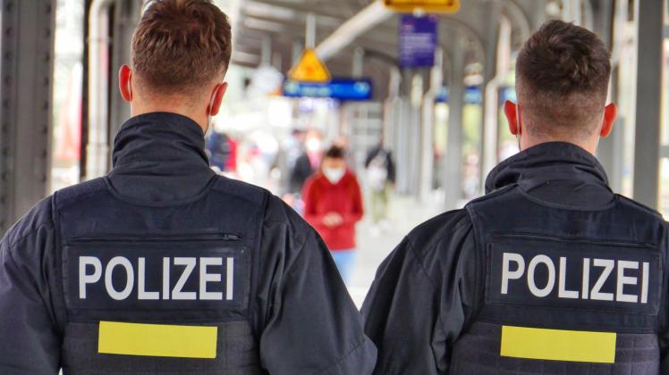 Symbolfoto: Polizeibeamte behalten die Bahnsteige am Hauptbahnhof in Siegen im Blick. Siegen Hauptbahnhof NRW (Nordrhei