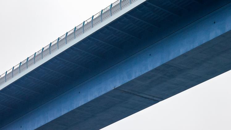 Holtenauer Hochbrücke nach Kollision gesperrt