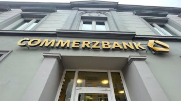 Seit dem 31. August 1960 macht die Commerzbank Finanzgeschäfte in Eckernförde. Jetzt ist der Standort geschlossen. Was mit dem im Besitz der Commerzbank befindlichen Gebäude passieren soll, ist noch nicht entschieden.