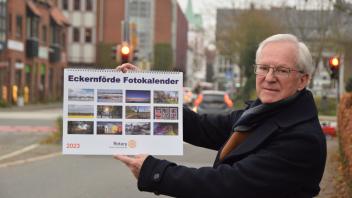 Hans-Joachim Lüdcke mit dem frisch gedruckten „Eckernförde Fotokalender“ des Rotary Clubs Eckernförde. Mit dem Verkaufserlös werden soziale Projekte vor Ort finanziert. 