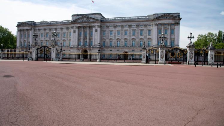 Buckingham Palace - Londons Straßen und Touristenattraktionen sind aufgrund des Coronavirus Lockdown menschenleer. Londo