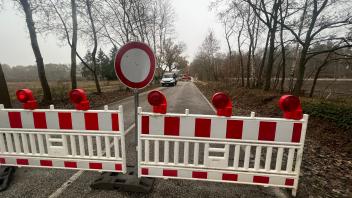 Noch gilt die Vollsperrung an der Kreuzung Neuenrode, eine Durchfahrt auf der wichtigen Durchfahrtsstraße aus und in Richtung Warlitz ist nicht möglich.
