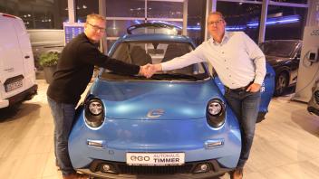 Neue Marke für den Ford-Händler: Sven Timmer, Geschäftsführer Autohaus Timmer (rechts), präsentierte zusammen mit Björn Bartels von e.GO das vollelektrische Modell „e.WaveX“.