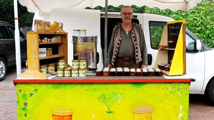 Neuzugang auf dem Wochenmarkt Ganderkesee: Seit August 2022 bietet Frank Bredehorn eine Vielzahl unterschiedlicher Honige und Honigprodukte der Imkerei Jutta Haesihus an. 