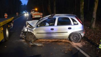 Auto prallt in Emsbüren gegen einen Baum: Fahrerin schwer verletzt