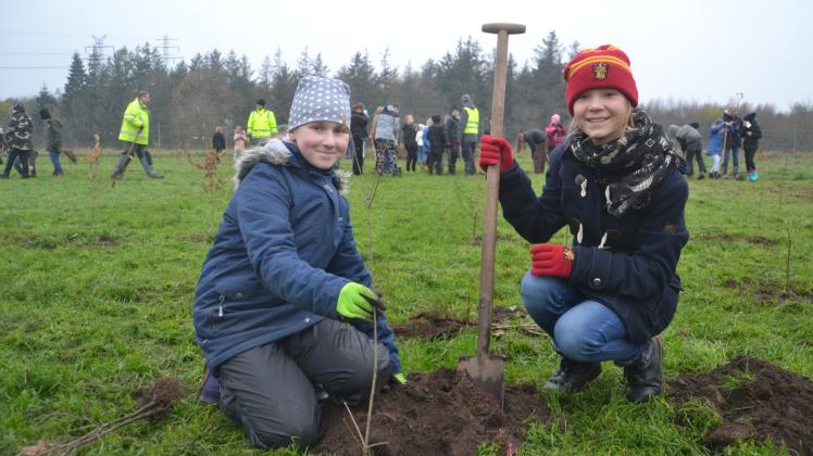 Elina (11 Jahre) und Samantha (11 Jahre) pflanzen in Mildstedt am Klimawald mit.