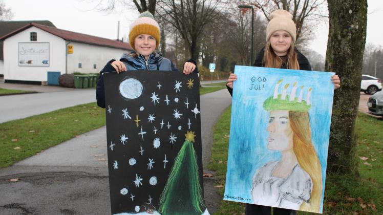 Lene Pleger (links) und Charlotte Paulien gehören zu den 25 Siegern des Malwettbewerbs der Gemeinde Schafflund, deren Bilder in der Vorweihnachtszeit die Straßen säumen.
