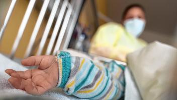 Ein am Respiratorischen Synzytial-Virus (RS-Virus oder RSV) erkrankter Patient liegt auf einer Kinderstation des Olgahospitals des Klinkums Stuttgart in einem Krankenbett. In mehreren Bundesländern, darunter Bayern, Nordrhein-Westfalen und Niedersachsen, g