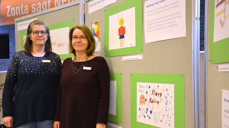 Die Kinder- und Jugendschutzbeauftragten der Stadt Neumünster, Daniela Taubenheim (links) und Urszula Steinhagen wollten die Plakate der Schüler der Gemeinschaftsschule Faldera mit einer Ausstellung würdigen.