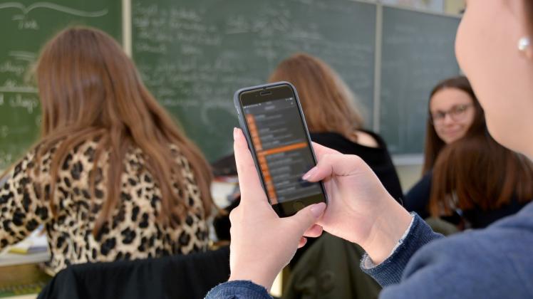 Ganz ohne Regeln geht es nicht, die Schulen scheinen sich einig, dass das Smartphone zumindest im Unterricht nichts verloren hat.