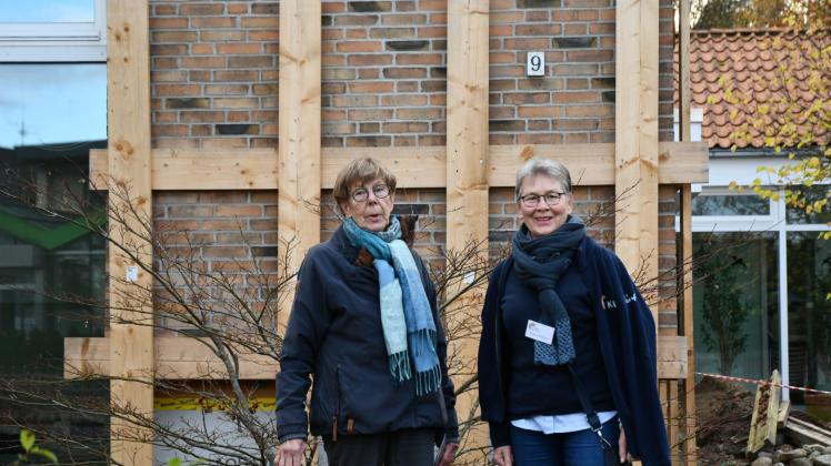 Reinhild Speck (von links) und Sabine Schwarz vor der Initiative EIKA aus Einfeld.