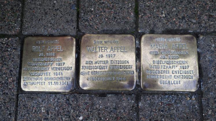 Stolpersteine erinnern an an Menschen, die in der NS-Zeit verfolgt, ermordet oder in den Suizid getrieben wurden. Auch in Süderbrarup.