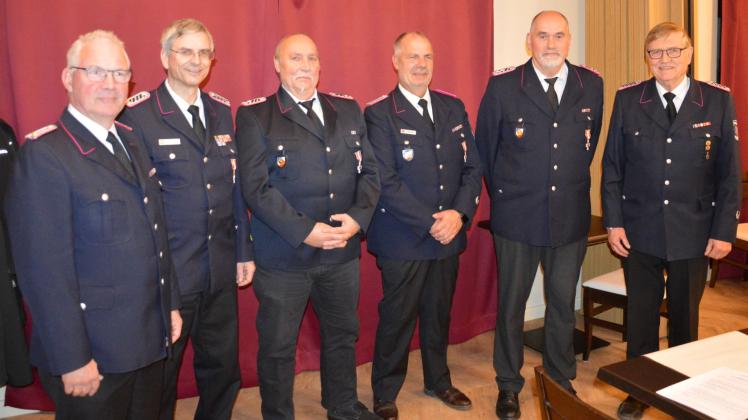 Nach der Auszeichnung verdienter Feuerwehrleute: (von links) Gemeindewehrführer Carsten Wulff, Klaus Telge, Rainer Behnke, Kay Manzke, Dieter Leber und Bürgermeister Karl Schuch.