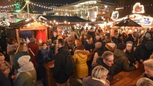 Der Weihnachtsmarkt war wie hier vor der Hütte von DJ Helmut Hein am frühen Donnerstagabend gut gefüllt.