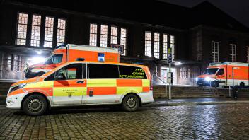 Mehrere Rettungswagen waren am Donnerstagabend am Bahnhof in Flensburg im Einsatz.