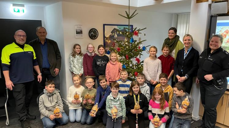 Klasse 4a der Meyerhofschule schmückte den Weihnachtsbaum der Polizei Bramsche