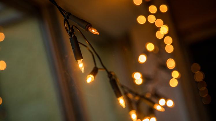 Adventsdeko: Lichterketten mit Stromkabel leuchten günstiger