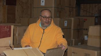 Amin Kaba schaut nach der neuen Lieferung. Heute kam ein Container aus China