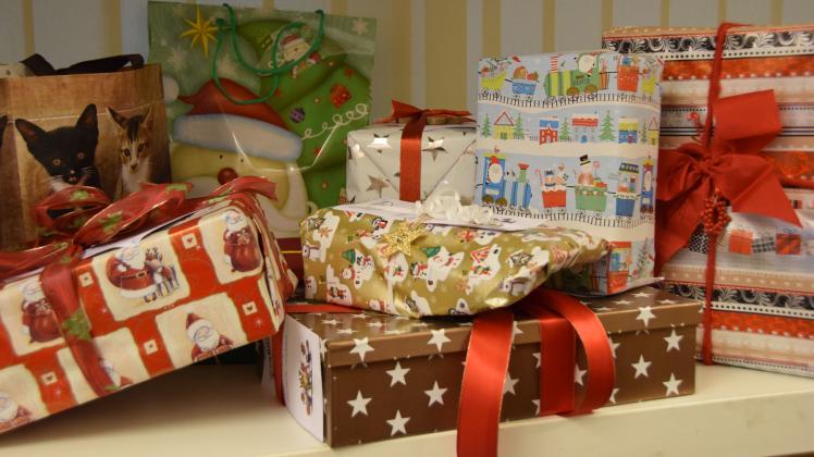 Einige Weihnachtsgeschenke für Kinder liegen schon fix und fertig verpackt im Büro des Lokales Bündnisses für Familien im Eckernförder Rathaus.