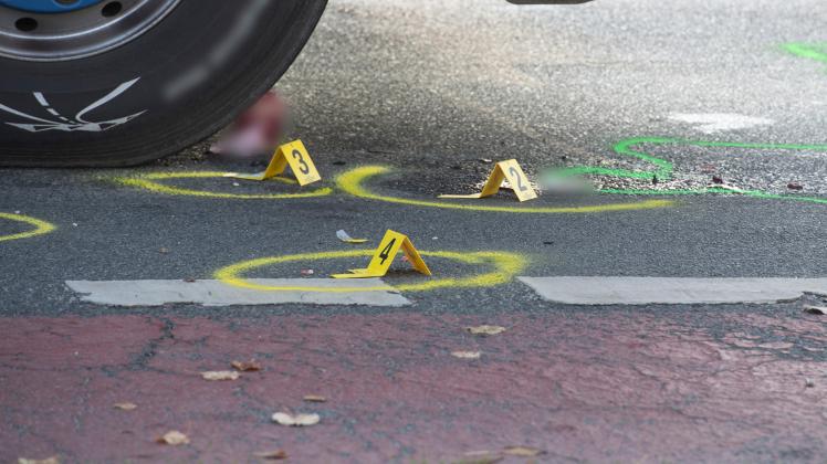 Mensch auf Fahrrad bei Unfall mit Lkw getötet