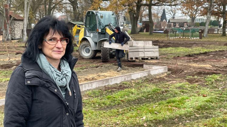Vor zwei Jahren kam Birgit Czarschka die Idee: Eine Minigolf-Anlage könnte noch mehr Besucher in die Bützower Miniaturstadt locken. Nun hat der Bau der der Anlage begonnen..