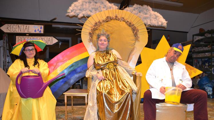 Im diesjährigen Stück „Sebastian Sternenputzer und der Regenbogen“ stehen dabei Andrea Linde als Königin Sonne (Mitte), Maja Hennings als Regenmacherin Plitsch (links) und Udo Thomsen als Bogenmaler Klecks auf der Bühne.