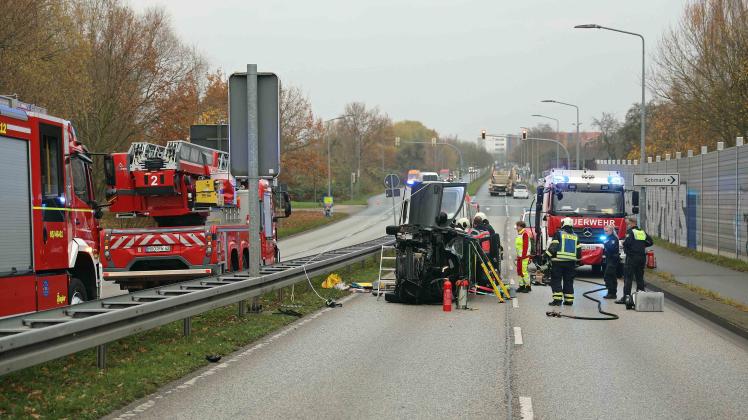 Schwerer Verkehrsunfall auf Schmarler Damm in Rostock: Pkw fällt Lichtmast und überschlägt sich – Senior (71) schwer verletzt 