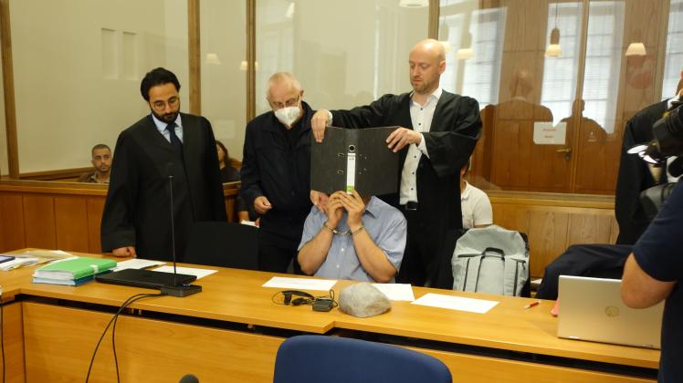 Bild vom Prozessauftakt: Die Verteidiger Xebat Koyun (links) und Jens Schaper (rechts) mit einem der vier Angeklagten