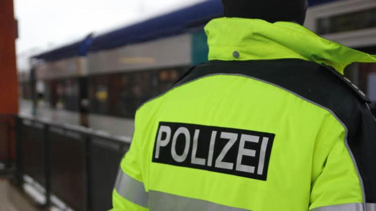 Ein Beamter der Bundespolizei steht im Januar 2020 am Niebüller Bahnhof.